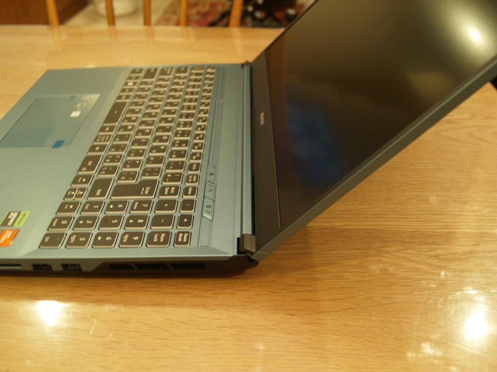 ディスプレイを開いた状態：NEXTGEAR J6-A7G60GN-A（J6A7G60GNADCW102DEC）